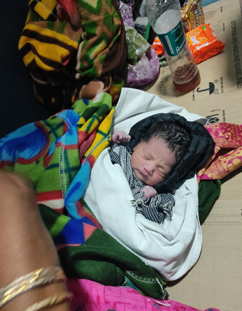 RailMinIndia's tweet photo. Caring for our passengers:
Railway staff in NorthEast Frontier Railway rendered all necessary help to a pregnant lady who gave birth inside a train at Guwahati station yesterday. 
Doctor attended the newborn &amp; the mother. Return journey, as desired by the lady, was also arranged. https://t.co/rweXh3uwGf