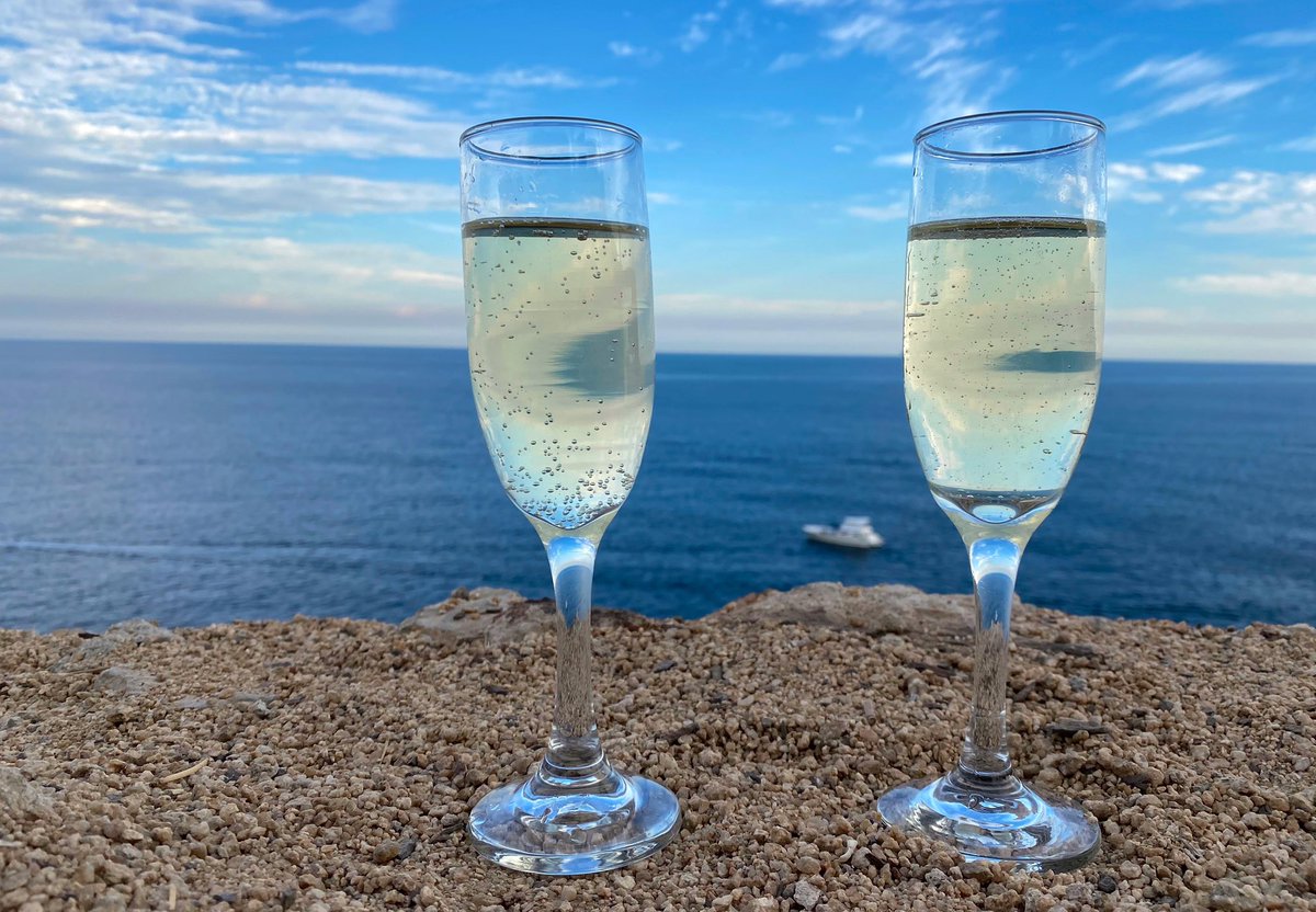 En donde hay celebración, hay burbujas, y en donde hay burbujas, hay Prosecco 🍾🥂, el vino italiano 💫 de mayor exportación e importante competidor en ventas de su primo francés el Champagne.  
facebook.com/18507814651472…