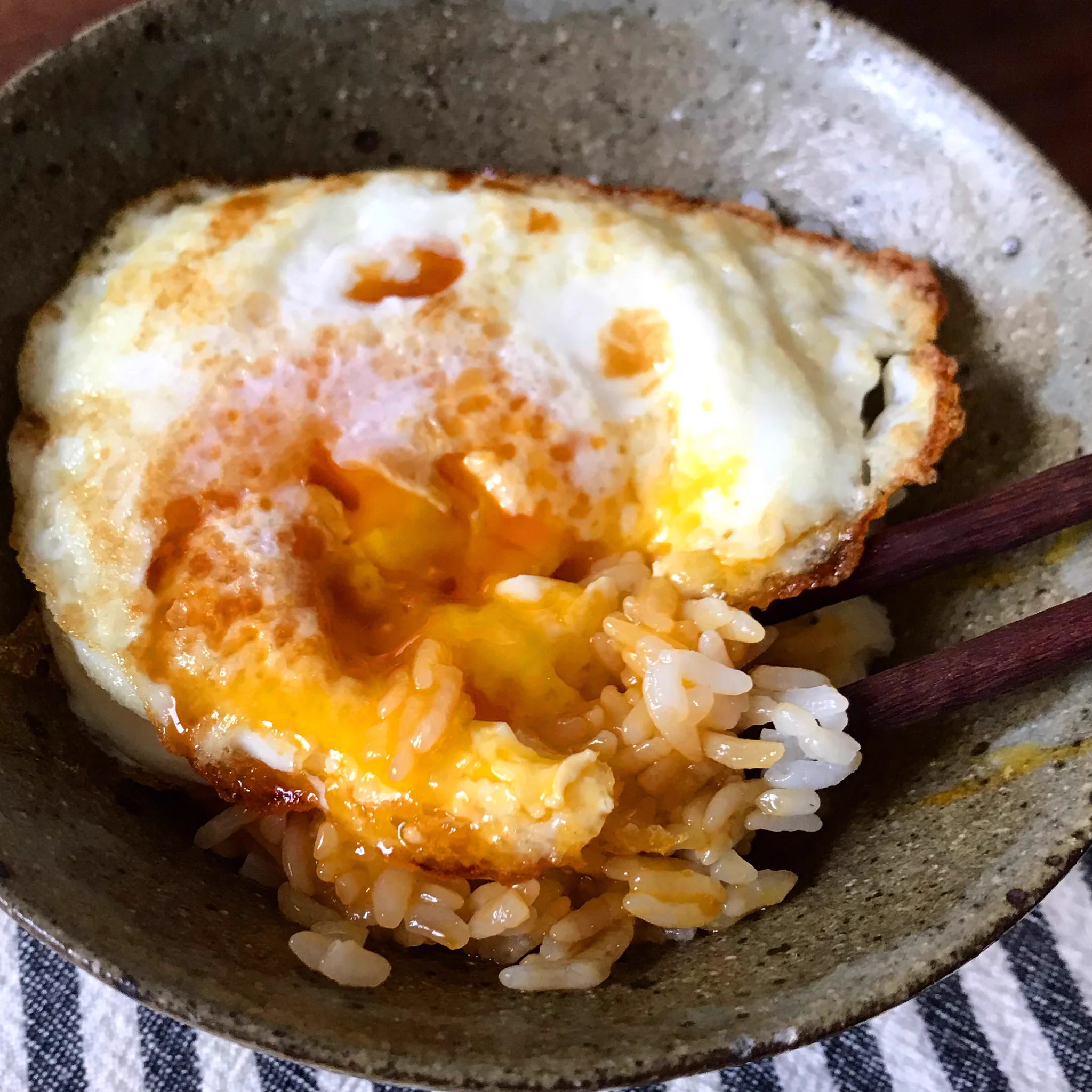 簡単に作れるから朝食にもぴったり！シンプルなのに美味しい目玉焼き丼の作り方！