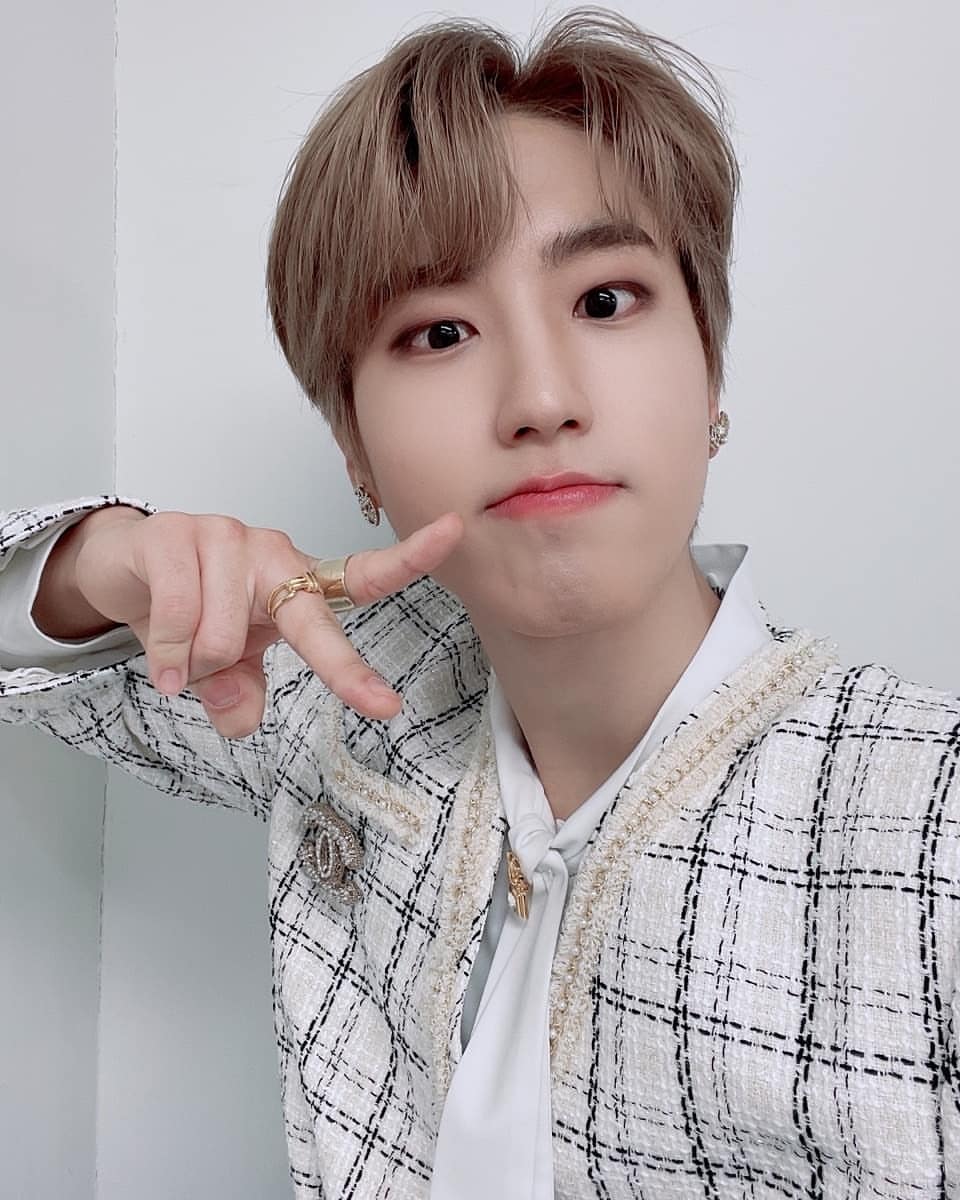 AbanSarai's tweet photo. ¿Quién es Han Jisung?

Es una persona como cualquiera de nosotrxs, comete errores pero trata de solucionarlos y no volverlos a causar❤️✨
Tiene sentimientos, habilidades, mucho amor que dar❤️

#Hanjisung 
#MultitalentosoHan
#BestBoy 
#TalentedHan https://t.co/18s7HbZ5ri