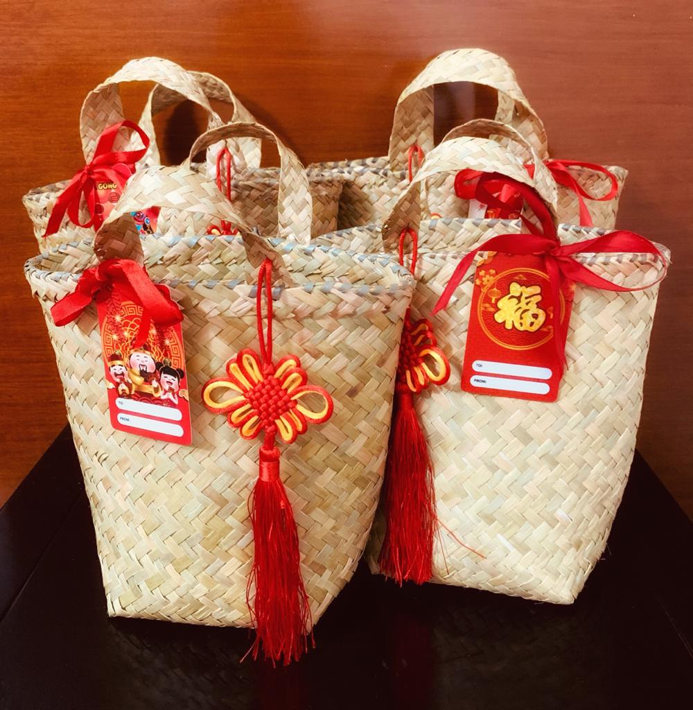 theuthink's tweet photo. Chinese New Year Hampers are here with the gorgeous local purun plant woven bag and Chinese lucky charm knot! just WhatsApp us! 
#chinesenewyearhampers #imlekhampers #SupportLocalBrand #uthink #urbanzendrinks #kopisusu #MatchaLatte  #goldenlatte #turmericlatte #beverage #drinks https://t.co/JZpVdR4JCW