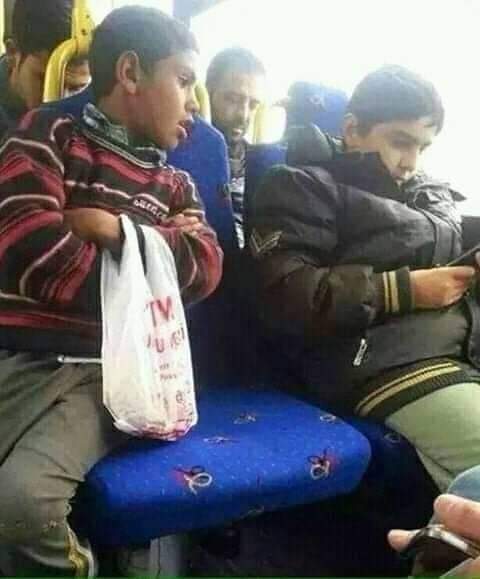 لا يؤلمني أنه لا يملك هاتف ، ولا يؤلمني أنه لا يملك معطف يدفيه ،كل ما يؤلمني أنه يسند نفسه على طرف المقعد ظنا منه أنه ليس من حقه الجلوس عليه .
الحياة مؤلمة عندما تصبح فيها غريبا عن وطنك ، الفقر ليس الجوع والعري فحسب ، الفقر هو القهر ...💔