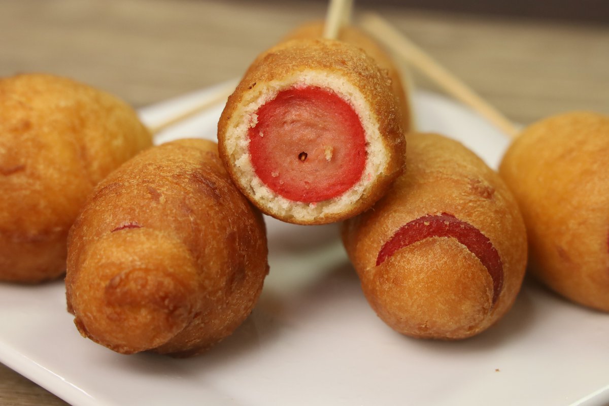 FriendcheapM's tweet photo. MINI CORN DOG RECIPE ( Using MAYA Hot Cake Mix ) 
Watch Full Video Here:https://t.co/yqxqEBsgqd

This Recipe is Made of Hotdog coated with Batter Mixture made of Pancake Mix/Hot Cake Mix, Water, Cooking Oil and Egg, then Deep Fry.

#minicorndogs #corndogs #corndogrecipes https://t.co/qXcdeJj7HA