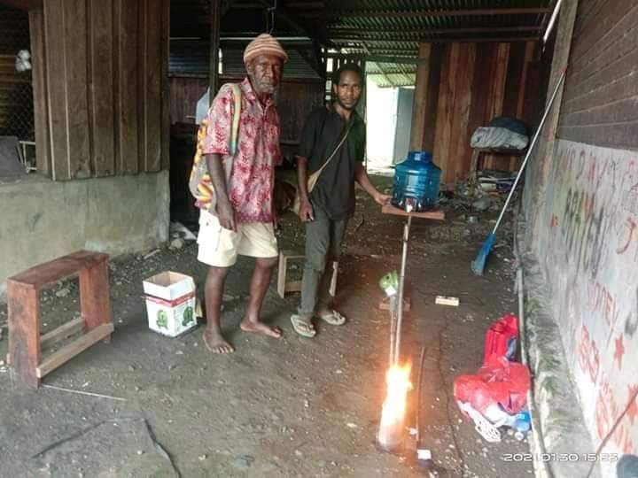jayapuraupdate's tweet photo. Yason Agapa, mahasiswa semester akhir Universitas Cenderawasih berhasil merancang Kompor Gas Berbahan bakar Oli Bekas. https://t.co/gcH2q34YYM
