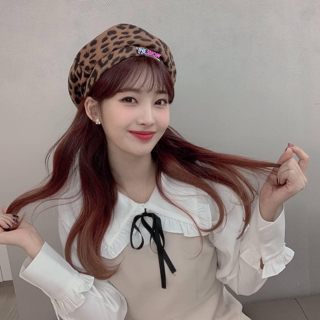 ForeverINDONE's tweet photo. Terima kasih MC Sihyeon karena telah membuat hari-hari kami menjadi cerah, kami akan merindukanmu di acara Sihyeon show 😭😭

#ThankYouMCSihyeon #SIHYEON #시현 #EVERGLOW #에버글로우 https://t.co/EzriF4Axru