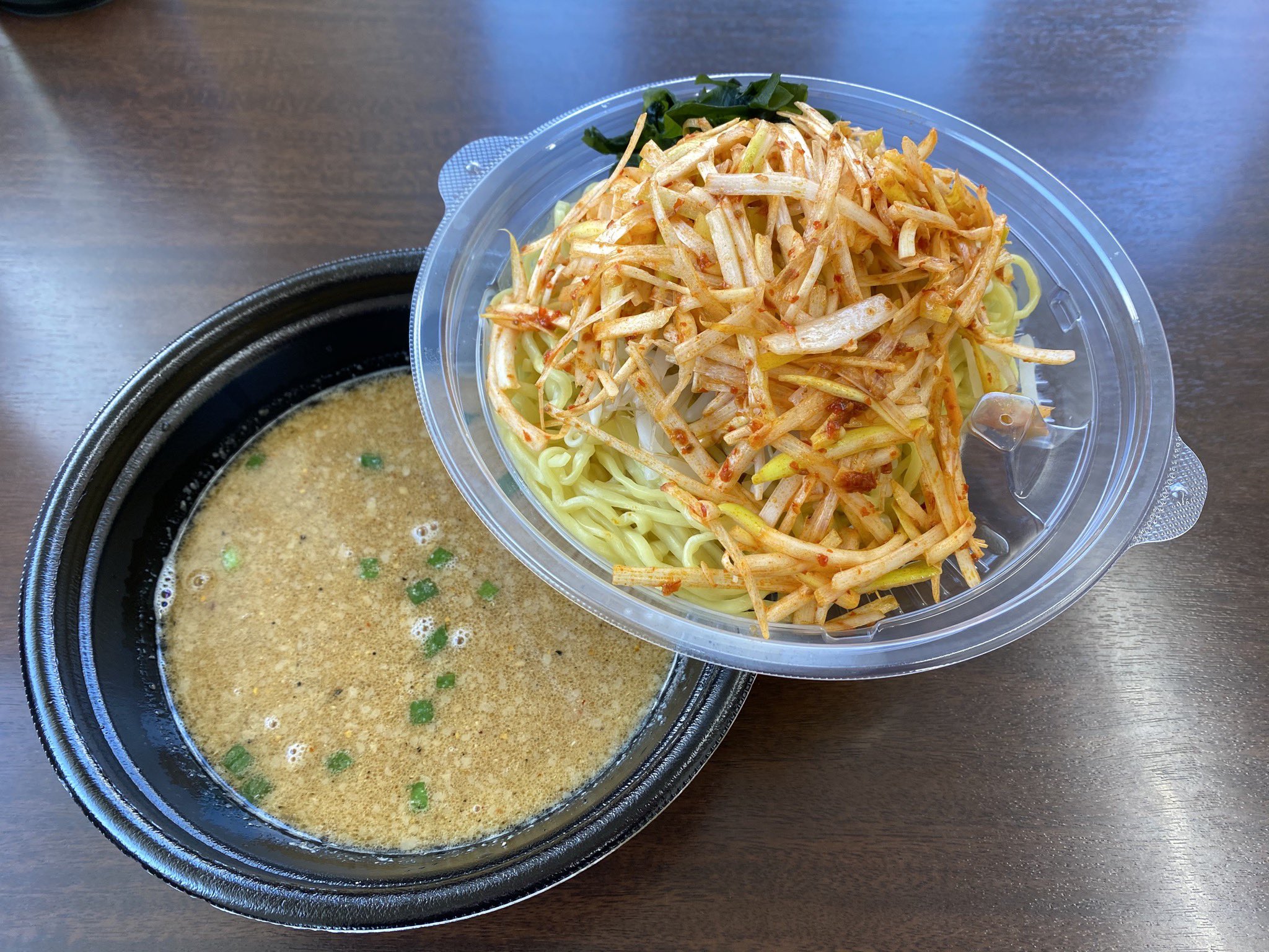 ラーメン専科 加須店 お弁当だけでなく ラーメン各種もお持ち帰り可能です スープと麺が別皿になっているので 伸びる心配もなし レンジ対応容器なので お家で熱々ラーメンが食べられます よろしくお願い致します ラーメンテイクアウト お