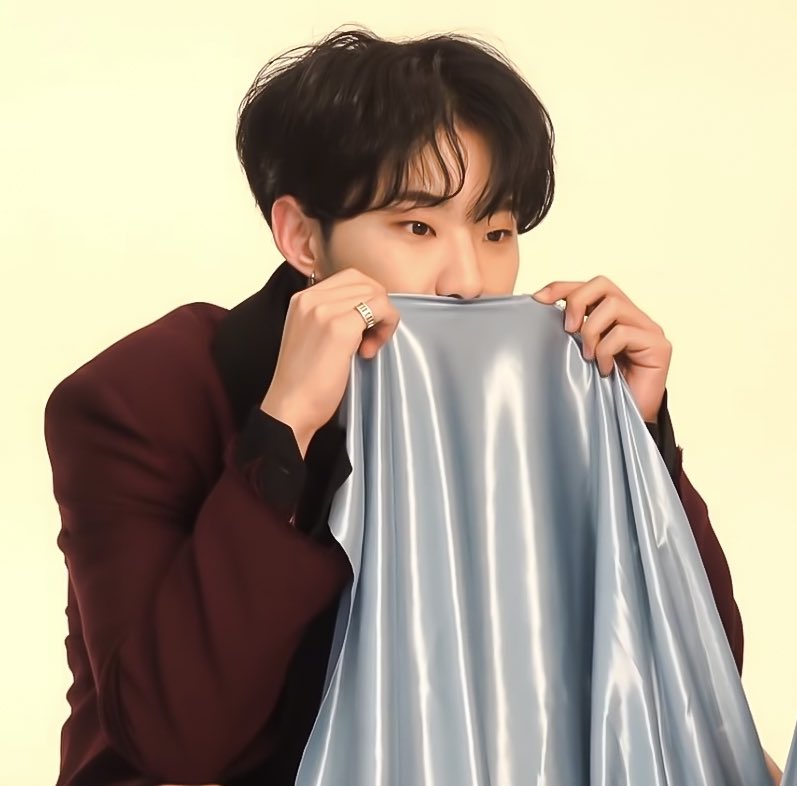 hoshi_squishy's tweet photo. as you can see, he is very small https://t.co/8Mn09QudV0
