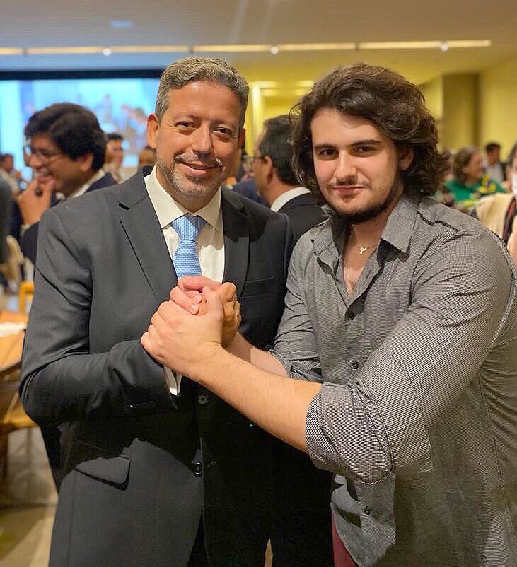 viclucchesi's tweet photo. BRASIL DESTRAVADO: Agora sim, a foto digna com um homem que vai destravar a pauta de crescimento do país: ARTHUR LIRA! #LiraSim https://t.co/Hh8CB1DlxR