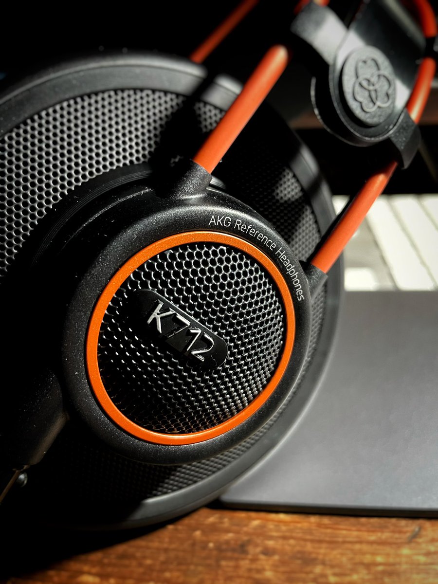 MimatsuShowTen's tweet photo. 家でミックスする機会が増えたので久々にヘッドフォン買った。#AKG #ヘッドフォン #K712Pro #モニター https://t.co/plWoyQriux