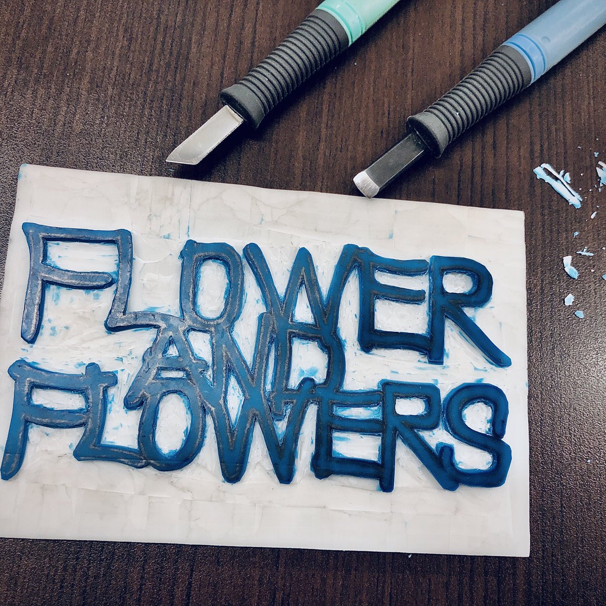 Flower And Flowers ショッピングバッグ 紙袋 や郵送用 のダンボールにロゴを入れる作業を 利用者さんにも簡単に出来るように頑張って消しゴムを削ってハンコを作りました 最近の100均には 消しゴムハンコ用消しゴム なんてものが売っているんですね Flower And Flowers ショッピングバッグ 紙袋 や郵送用 のダンボールにロゴを入れる作業を 利用者さんにも簡単に出来るように頑張って消しゴムを削ってハンコを作りました 最近の100均には 消しゴムハンコ用消しゴム なんてものが売っているんですね
