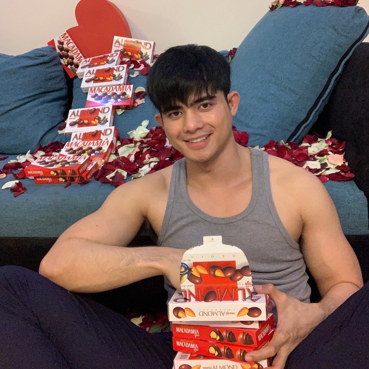 kristof_Garcia1's tweet photo. Isa ngang ganito sa Valentine's Day! Tapos paisa na din! 

#CloserTogetherWithMeiji
#MeijiPh https://t.co/O7w8PLl8tD