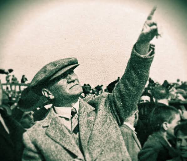 Gençler,
Provokatif siyasetçilerin sizi yönlendirmesine izin vermeyin, 
Aranıza sızmak isteyen, sizi provoke etmek isteyen örgütlere müsade etmeyin,
Sizi aşağıya baktırmak isteyenlere karşı Mustafa Kemal ATATÜRK size nereye bakmanız gerektiğini göstermiştir!
#AsagiBakmayacagiz