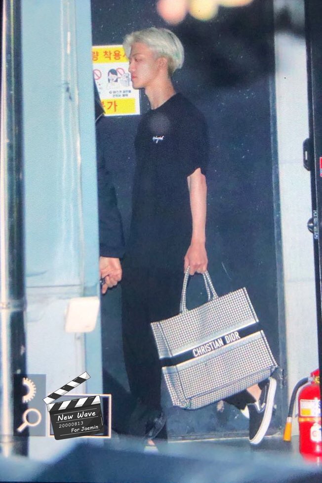 cheeseiei's tweet image. อย่าไว้ใจชายชุดดำถือดิออร์