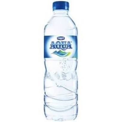 Setelah tadi sedikit mengenal kemasan teh, daun teh, dan pemanis, sekarang mari kita bicara tentang air.Percaya atau tidak, water matters. Coba aja seduh teh yang sama dengan takaran air yang sama tapi pakai air beda merek ini.Spoiler: lebih enak pakai Evian.