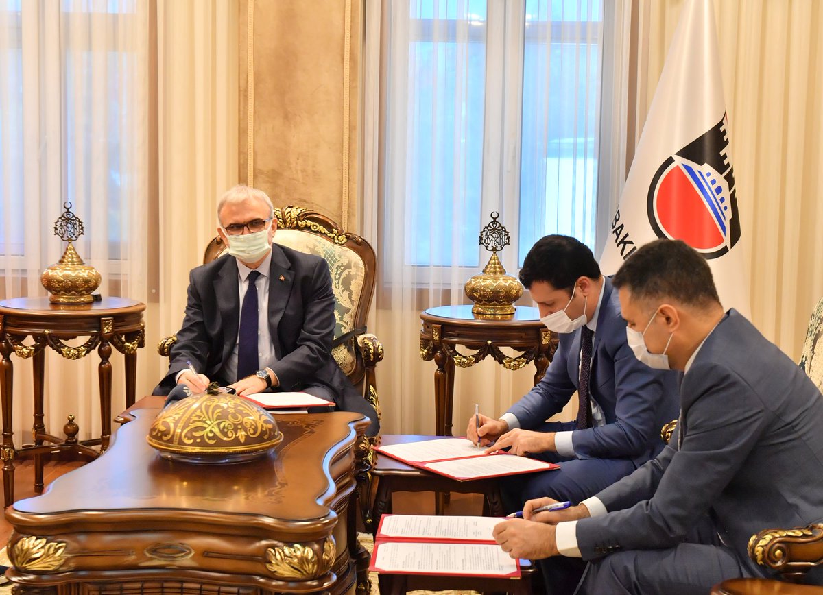 Vali <a href="/munirkaraloglu/">Münir Karaloğlu</a>, Berko İlaç Genel Müdürü Barış Özyurtlu ile #Kayapınar ilçemizde yapılacak olan 16 derslikli Muazzez Beran Ortaokulu'nun protokolünü imzaladı.