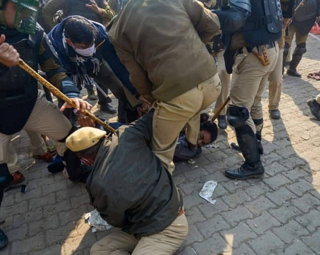 HajaraSingh9's tweet photo. #FencingLikeChinaPak
#ModiHikesPetrolPrice
#ModiYouCantFailFarmers
#ModiPlanningFarmerGenocide
#FarmersProtest #krishok
#MamtaBanerjee #stopadani
#BJPGoonsAttackingFarmers
#BJPGorbeSonarBangla
Why you not stop it modi Ji , shame on #delhi_police https://t.co/KYdH3I9CMA