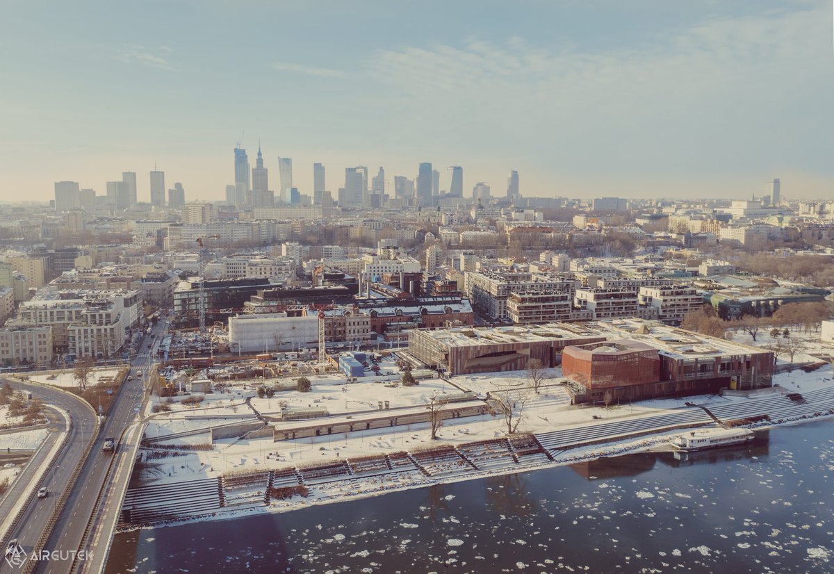 Centrum Nauki Kopernik w zimowej scenerii, a w tle skyline <a href="/warszawa/">Warszawa</a> y i <a href="/PalacKultury/">Pałac Kultury i Nauki w Warszawie</a> 
#discoverwarsaw #go2warsaw <a href="/Go2Warsaw/">Go2Warsaw</a> <a href="/cnkopernik/">CentrumNaukiKopernik</a>