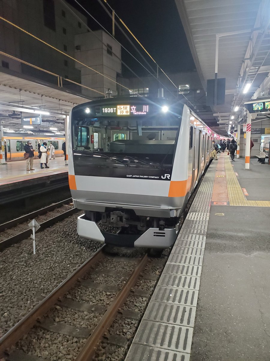 アニメと電車が大好きな荒ちゃん 快速東京行きの電車だったのですが30分くらい前に中央快速線武蔵境駅で人身事故が発生した影響により行き先が変更されました