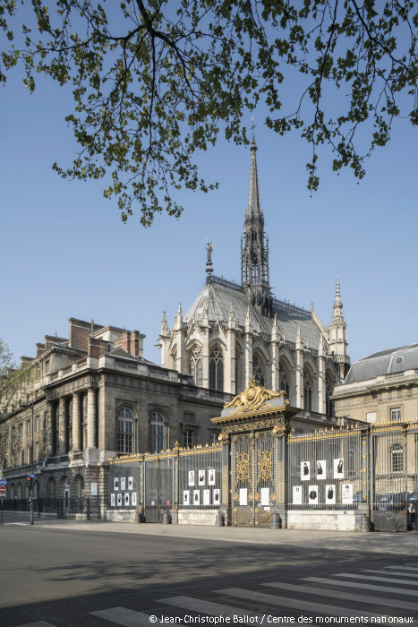 leCMN's tweet photo. La #SainteChapelle se refait une beauté ! ✨
Ses porches, sa façade occidentale et ses grandes verrières du côté sud vont être restaurés dans les cinq années à venir.
Envie de soutenir ce projet ? 👉https://t.co/HdQI0itEPm
#MaPierre https://t.co/B6XdGS7koc
