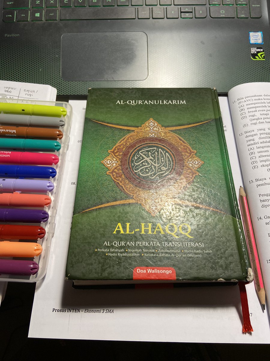 Teman-teman, ini Qur’an yang biasa aku pake buat hafalan. Al-Qur’an perkata transliterasi namanya. Menurutku, lebih mudah menghafal kalau tau arti per katanya, jadi waktu tau satu ayat itu menjelaskan apa dan kita udah tau arti ayatnya, jadi nyambungin ayatnya lebih mudah