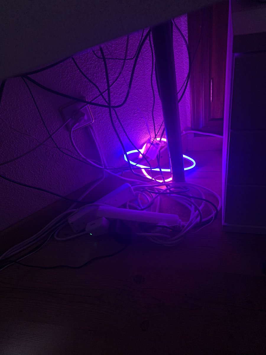 rapturrs's tweet image. Tendré un laberinto de cables bajo la mesa, pero al menos cumplo el contrato kekw