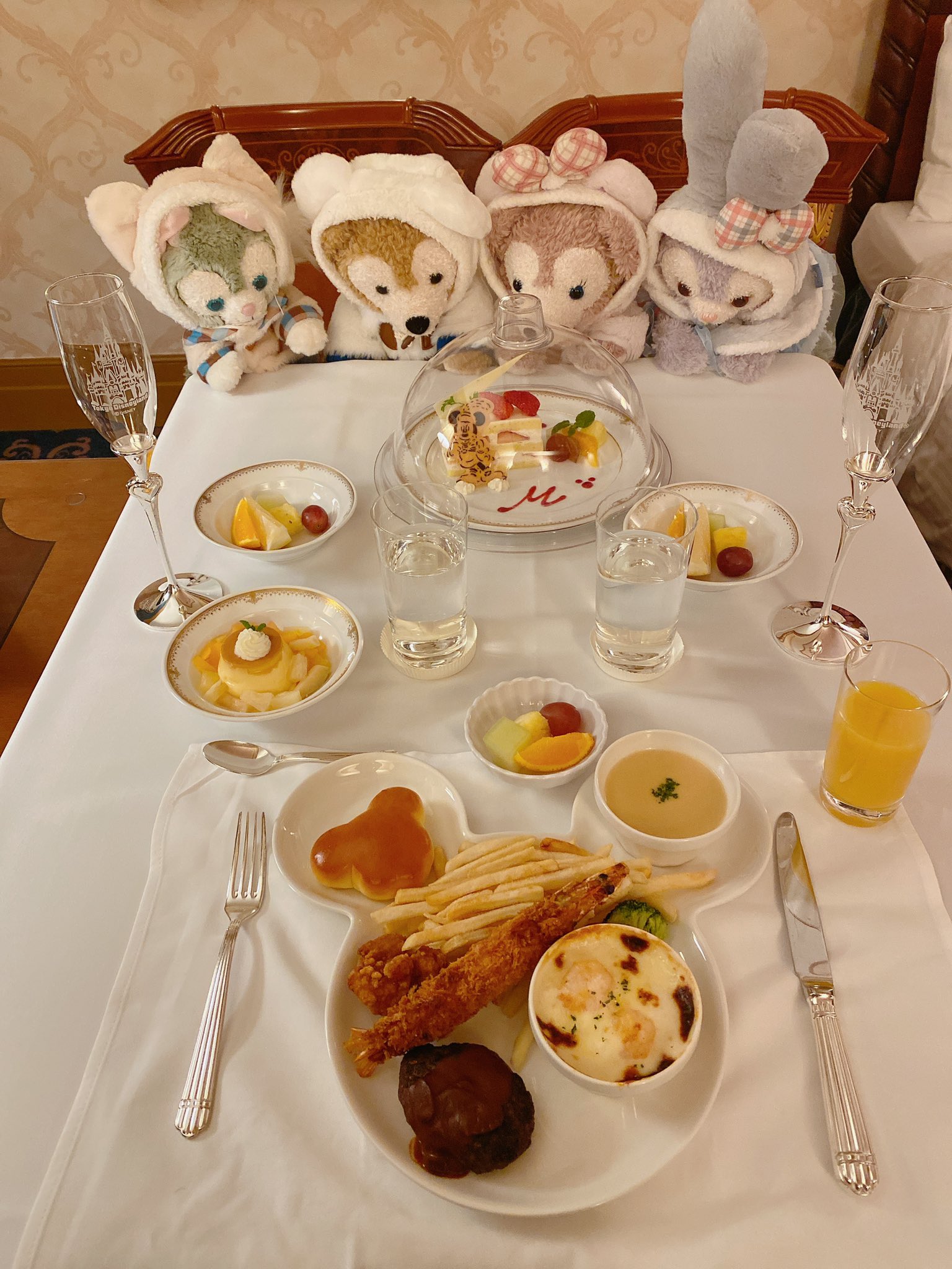 こころび ミラコお泊まりごはんはルームサービス きつねうどんとミッキープレートとショートケーキ めちゃくちゃたっかいうどんですが関西だしの超絶美味いお出汁でした あとコーンスープが絶品 なお2 1からメニュー変更できつねうどん消滅 お子様