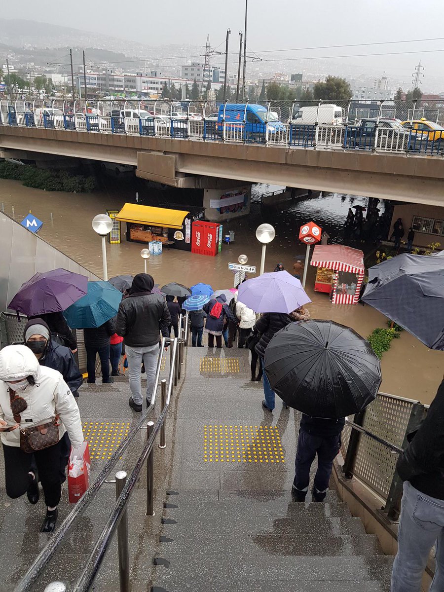 Alttan mı gitsek, üstten mi?.. #izmirsel #izmir