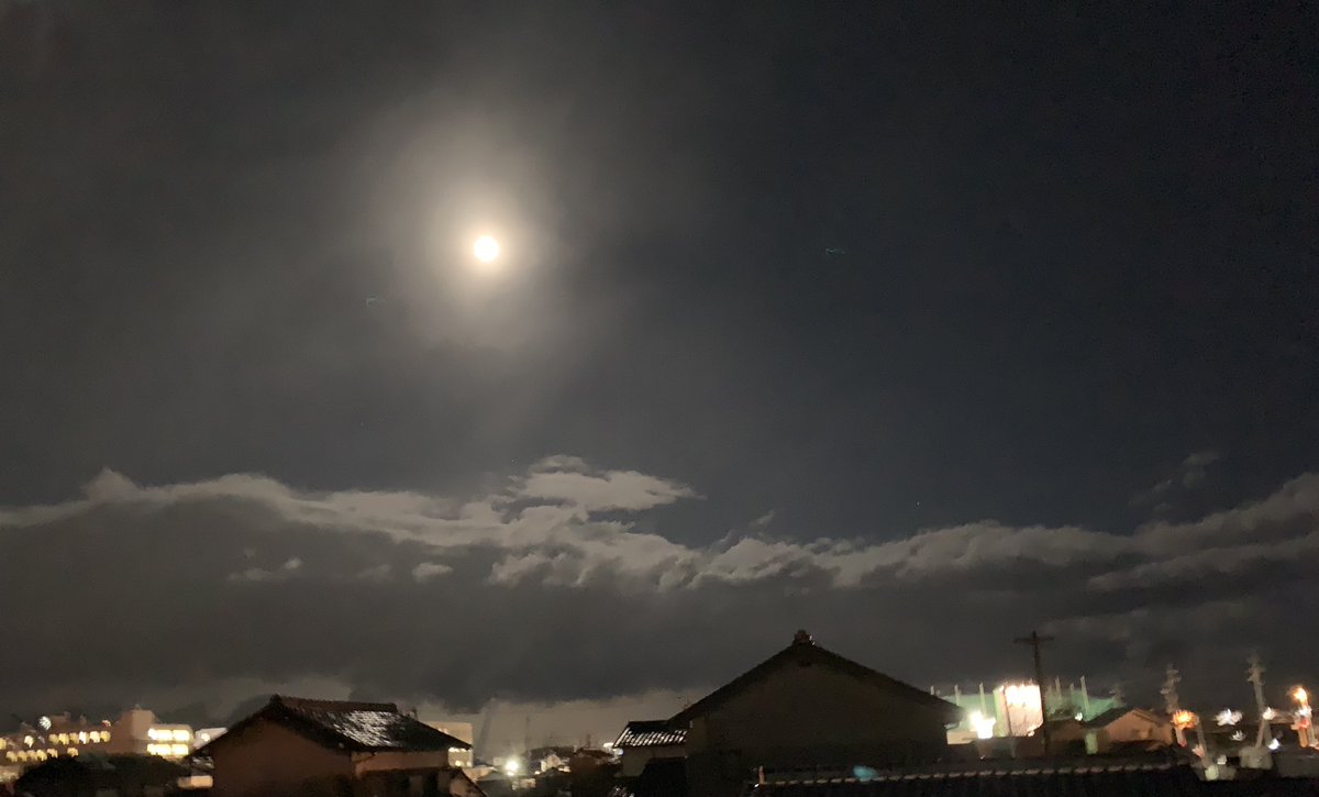 人の心は月の満ち欠けにとても影響を受けます・・
１月の末、明るく美しい満月の夜🌕のこと。
何だかワクワクが止まらず、窓から月を見ると月夜の空には・・
やっぱり居ました〜❣️
力を抜いて委ねればきっと、行くべき場所へ連れて行ってくれますね〜✨✨