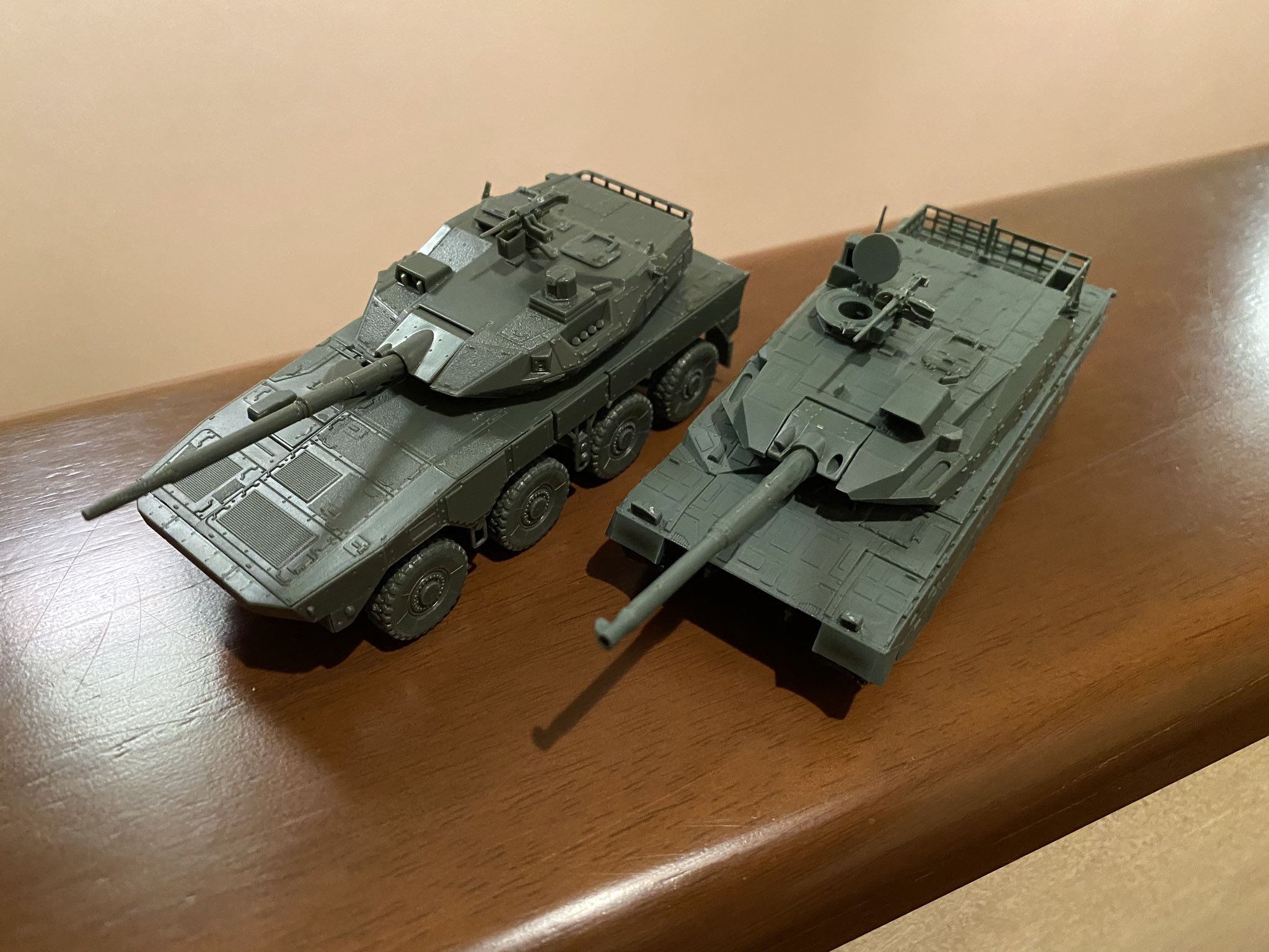 閃光のタケ アオシマ 1 72 16式機動戦闘車 ウォルターソンズ 1 72 10式戦車 今日お休みだったのでダラダラ作成 次の休暇で塗りたいと思います T Co Ihtuswce3i Twitter