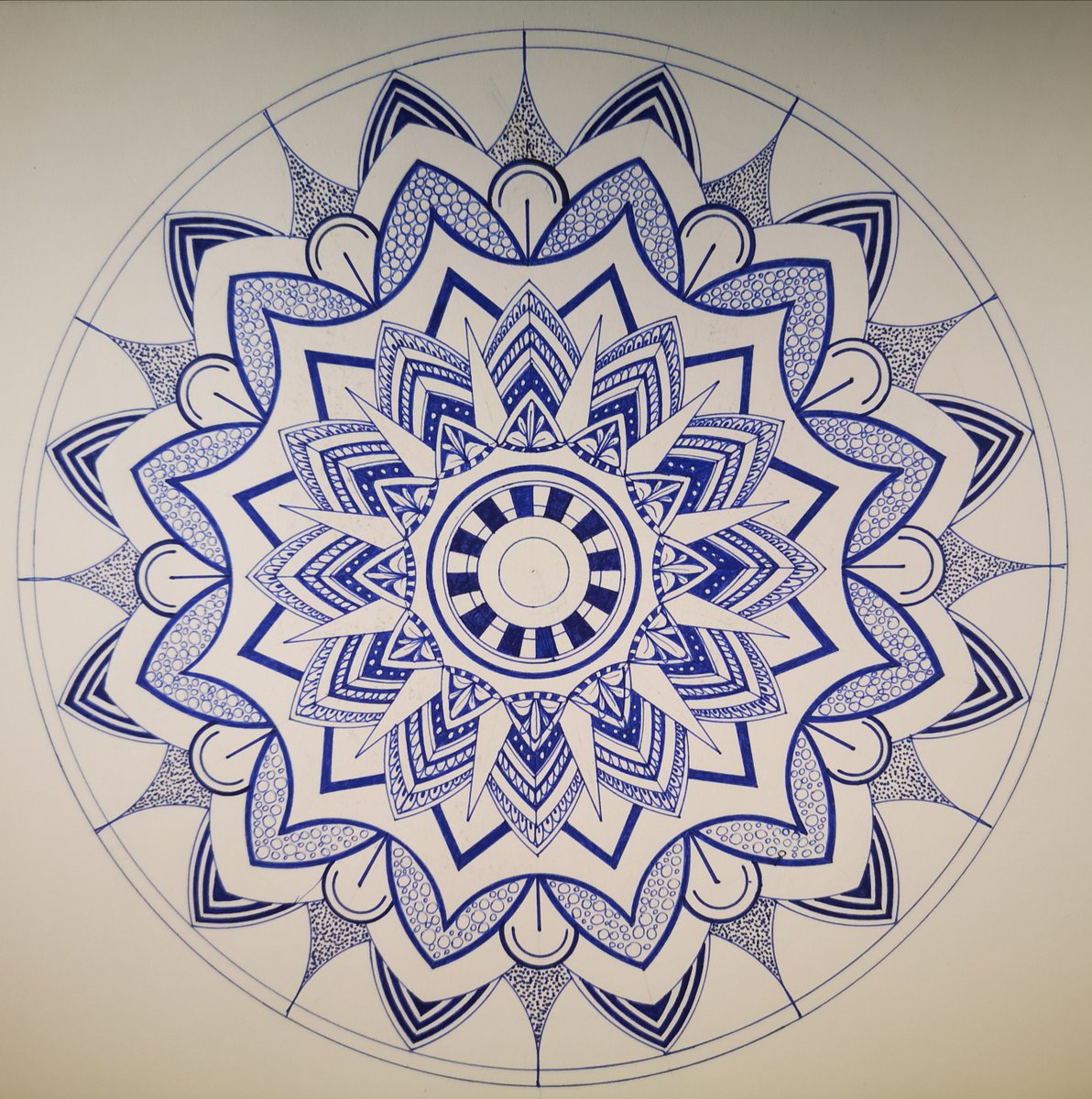 Furbano70's tweet photo. Comienzo en #febrero una serie de #mandalas monocromáticas, en las que el trazo y el diseño han predominado frente al color.
#mandala #mandalaart #mandaladrawing #mandalaartwork #mandaleando #ilovemandalas #mandalapainting
https://t.co/JvSwZ2ICJS https://t.co/Wxg8RWIqU8