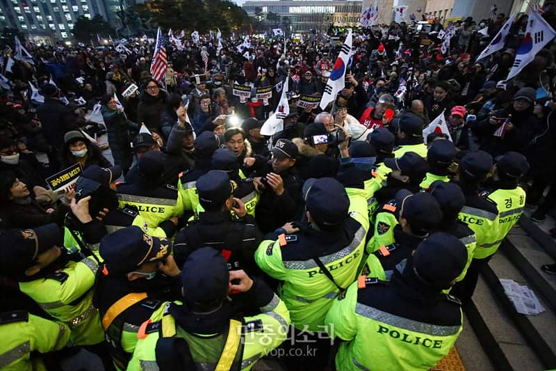 <2019년 2건의 국회 폭동 고발사건에 대해 지난 12. 31. 조원진 등 특수공무집행방해 및 건조물침입방조 기소의견 송치에 이은 두 번째 시원한 소식>

1. 2019. 12. 16. 국회 폭동 고발사건의 피고발인 
#김문수, #김상진, #주옥순 등 14명
집시법위반, 특수공무집행방해 등 기소의견 송치