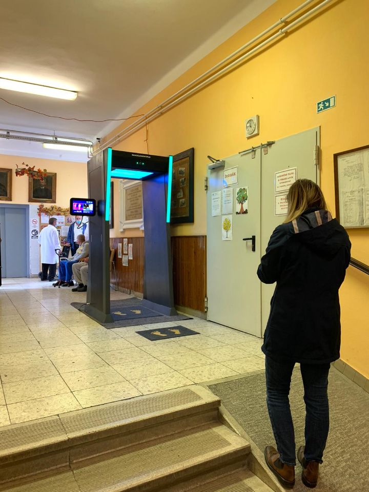 Starsnowstar's tweet image. Disinfection Door/Channel/Gate/Tunnel
Fever Alarm ; 
Auto Voice Broadcast ; 
People data track ; 
No-contact detect temperature ; 
Sport sensor for auto-disinfection ; 
#disinfection #sterilizing #virous #anti-virous