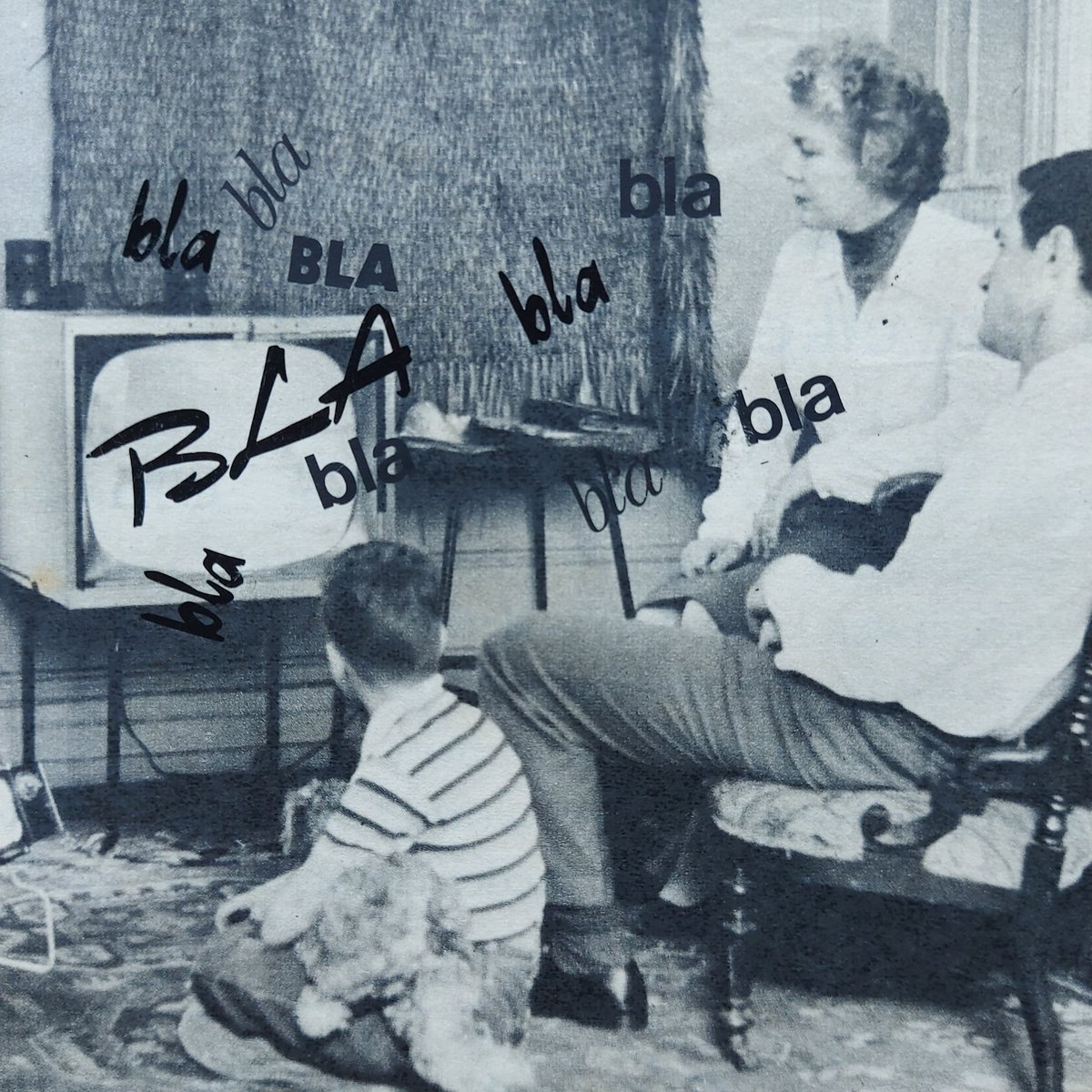 FromDelphine's tweet photo. #collage #collageart #art #vintagephoto #paperandglue #information #television #books https://t.co/iFYylXPIhR