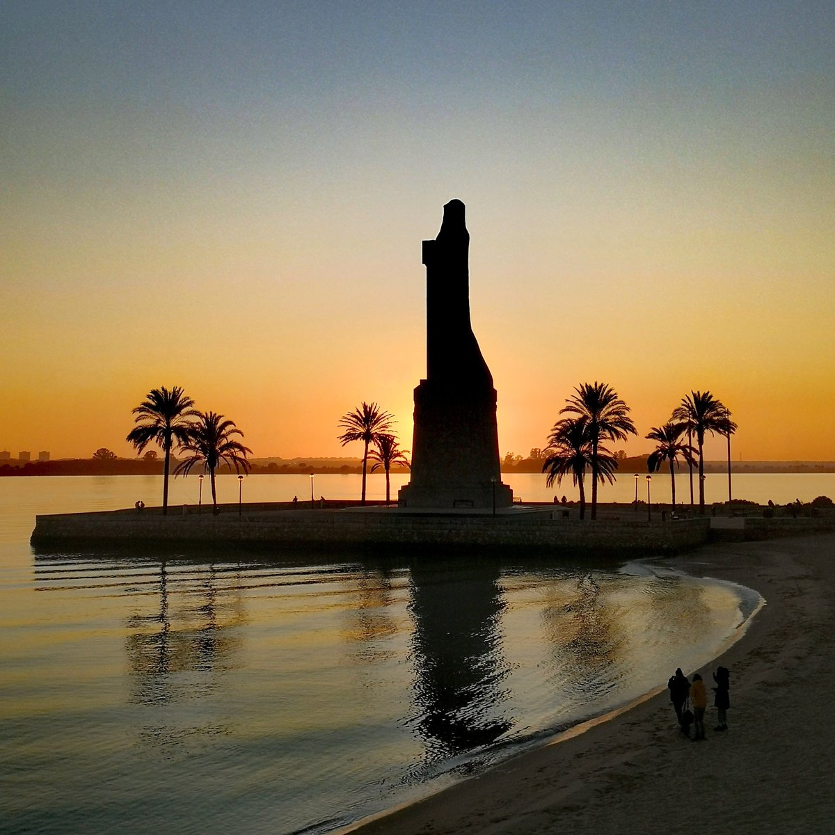 ¿A quién representa realmente la estatua que hay en la Punta del Sebo, donde confluyen los ríos Tinto y Odiel y que en Huelva popularmente se conoce como #Colón? ¿qué hay en su interior? 👀👇🏻
turismohuelva.org/blog/articulos…

📸 peter_traveler1 (en Instagram)

#HuelvaElevaTusSentidos