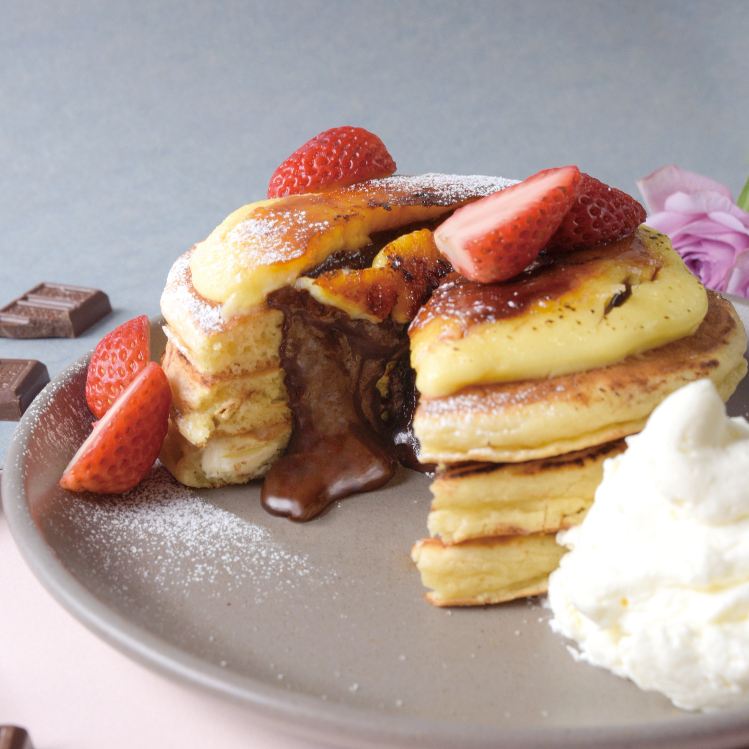 Tables Cafe タブレスカフェ 心斎橋 New イチゴとダークチョコガナッシュのブリュレパンケーキ 中のチョコレートがトロ リ溶け出します タブレス タブレスカフェ 感染症対策店 時短要請協力店 ステイホームスイーツ 堀江バターサンド