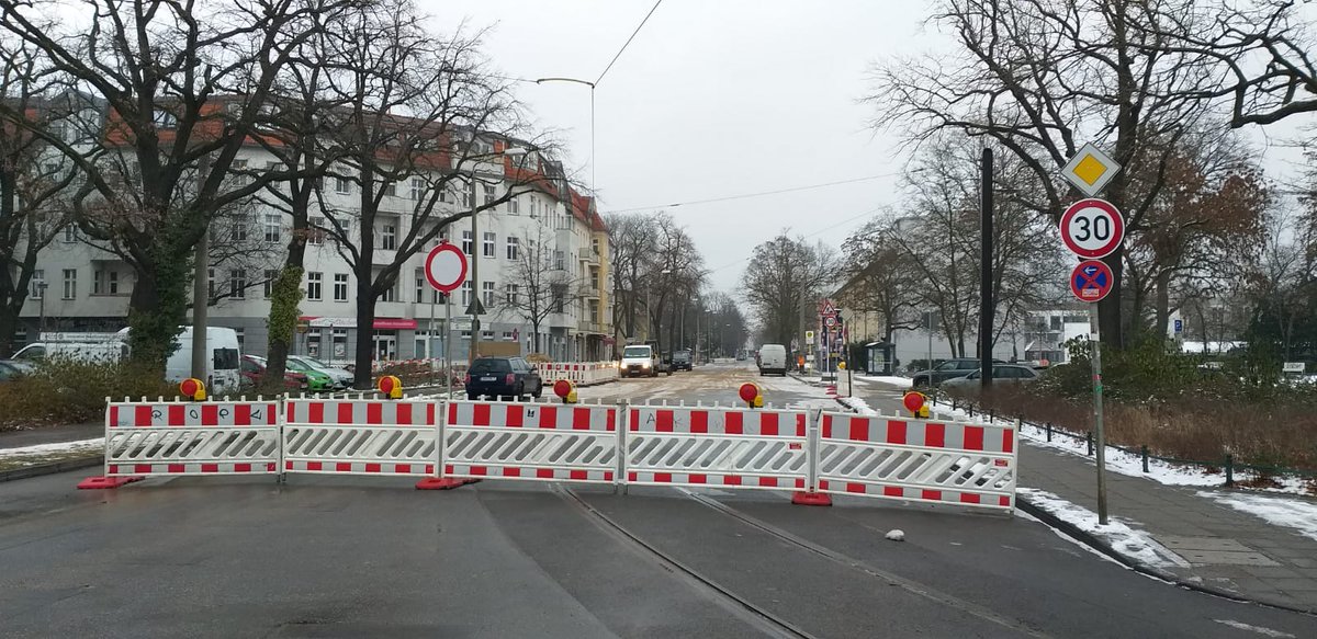 VIZ_Berlin's tweet photo. Noch bis Freitag ist der #Sterndamm in #Johannisthal nach einem Wasserrohrbruch #GESPERRT. Die #Tram 60 ist zwischen Sterndamm/Königsheideweg und Haeckelstraße eingestellt. Der #Bus M11 wird umgeleitet umgeleitet. https://t.co/RILekQcE6Y https://t.co/TFVnxdcysC