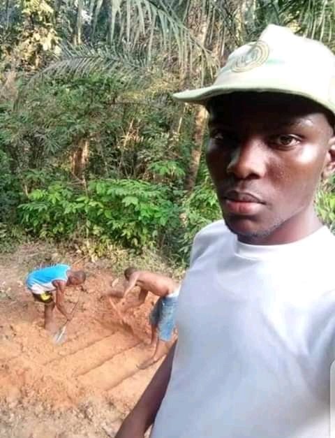 Mikeekpo's tweet image. #Nigeria: A Country where #YouthCorpers are commissioning more completed PROJECTS than State Governors. Project that has direct impact on communities.

@AniebietJerome wrote;
Fellow Akwa Ibomites,  This is highly commendable.
Residents in this #AkwaIbom village.
#AkwaIbomTwitter
