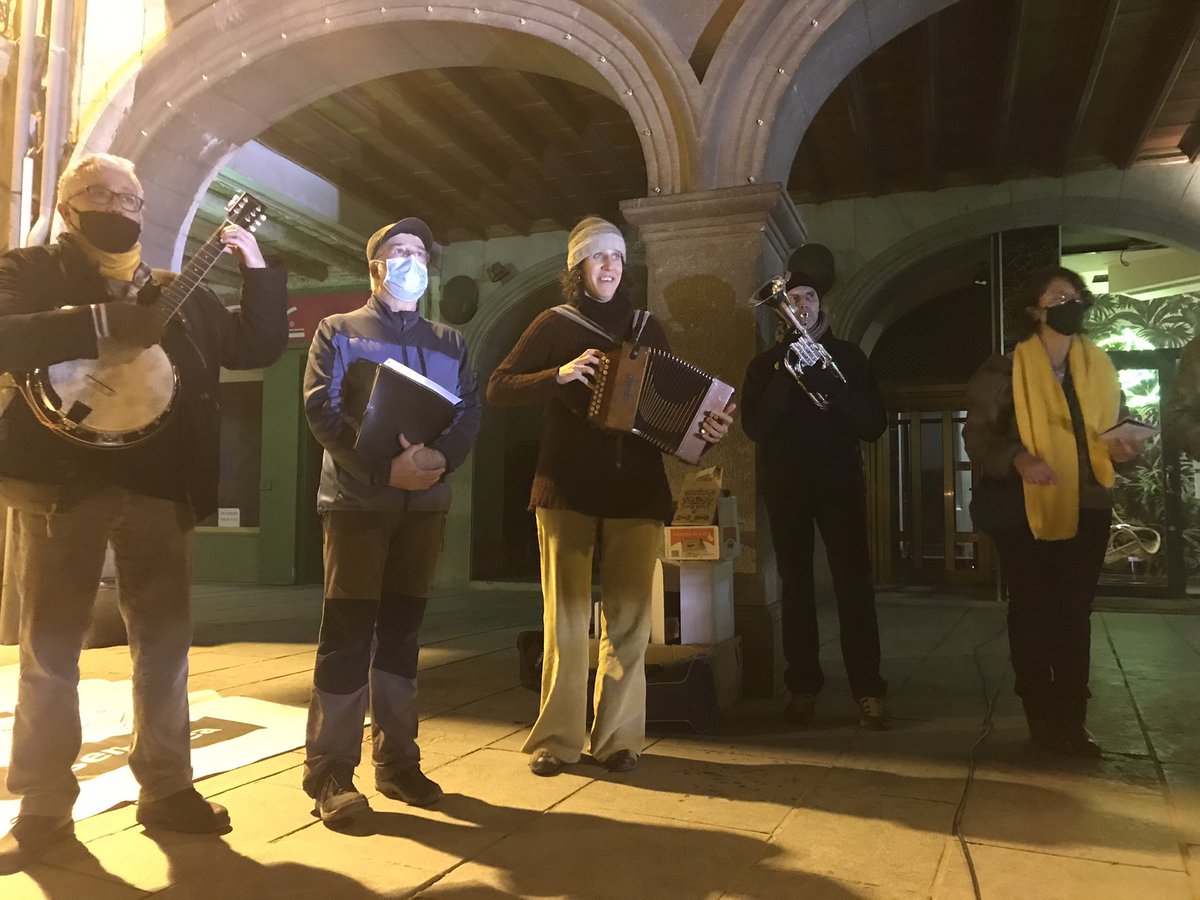 cantem_Vic's tweet photo. Com cada dilluns hem tornat a cantar per les preses polítiques, exiliades i represaliades i per la #llibertat de tot el poble. Gràcies a totes! @cantem_Vic @ANC_Vic @ConsellxRep @CDRepublicaVic https://t.co/g8InrK6aGG