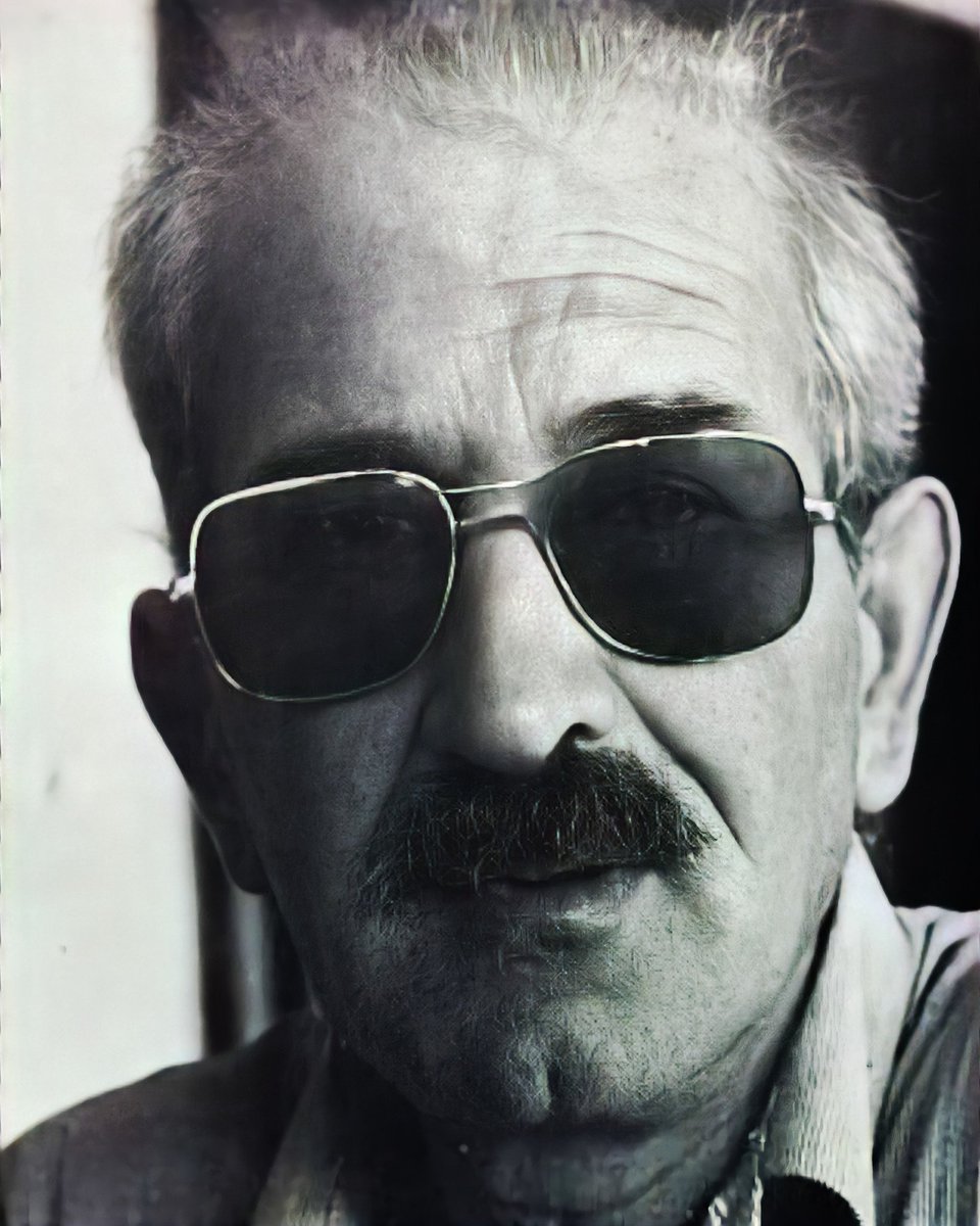 Papirusdergisi's tweet photo. "Ben direniyorum. Direneceğim de. Hayır, kesinlikle sizin bildiğiniz gibi değil diye! Atı olan Üsküdar’ı geçmiş de olsa, bence hem direnmek hem diretmek gerek. Haklılığın inadı denen şey bence budur işte..."

Ece Ayhan,
Bir Şiirin Bakır Çağı, S.34
#AşağıBakmayacağız https://t.co/hu9r7ccRoD