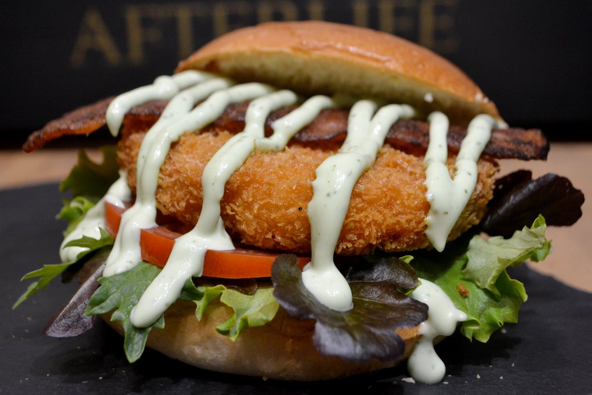 BarAfterlife's tweet photo. Listos para abrir un día más: de 13:00h a 15:30h al público y hasta las 23:00 Delivery y Take Away.

No te lo pienses y ven a probar la nueva BAYONETTA. 
Está brutal!! https://t.co/zz6hjwJs49
