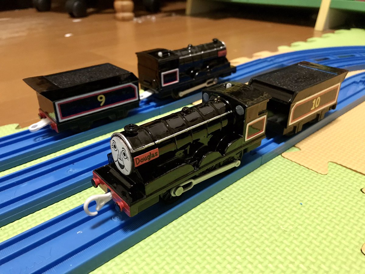 Shintetsu Souichirou 改造プラレール きかんしゃトーマス プラレールで双子の機関車 ドナルドとダグラスを作りました どちらも新エドワードが種車で羽除けや炭水車の突起なども再現して 一つの台車に前の連結器を付けているので台車の入れ替えを可能