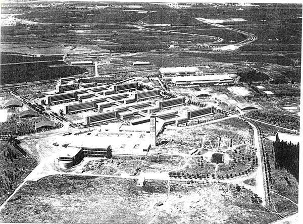 ArchivoUpo's tweet photo. Historia del #CampusUPO (3): Los años 60. 

De forma complementaria a su labor educativa, la #UniversidadLaboral se convierte en un espacio idóneo para acoger todo tipo de actividades y festejos.

(Fondo del #Archivo General de la #Universidad @pablodeolavide) https://t.co/Ngma1Urn0u