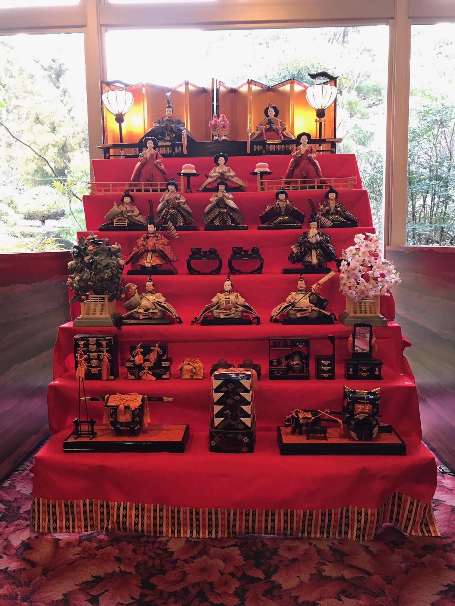 湯の山温泉グリーンホテル お雛様を飾らせていただきました もうそんな時期なんですねぇ 行事ごとがやってくると 一年が早く感じます お雛様を飾るのはいつがいいのか調べると 立春 節分の翌日 のあとの大安が良いとされているそうです う ん