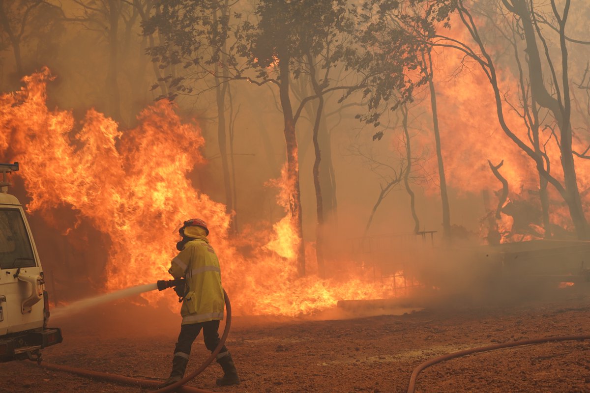 ⚠️For the latest information on the Wooroloo Bushfire, visit emergency.wa.gov.au, DFES Facebook facebook.com/dfeswa, call 13 DFES (13 3337) or listen to ABC Local Radio. 

📸DFES Incident Photographer Evan Collis