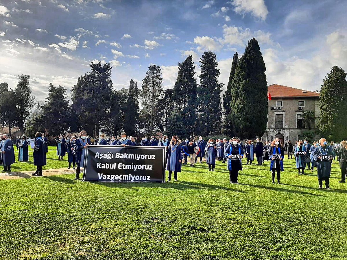 2 Şubat 2021. Hocalarımız nöbete devam ediyor.

#AşağıBakmayacağız 
#KabulEtmiyoruzVazgeçmiyoruz