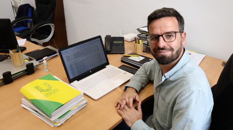 union_portuense's tweet photo. 💚💛 

Javier Botella: "El Puerto debe decidir si su energía será de los ciudadanos o de las grandes eléctricas".

#UniónPortuense #elPuerto #JavierBotella #municipalizar #energia #facturadelaluz #stopoligopolio #Ayuntamiento #CuentaConNosotros

https://t.co/HPEaj8Nfn8 https://t.co/8Erm0uoNMy