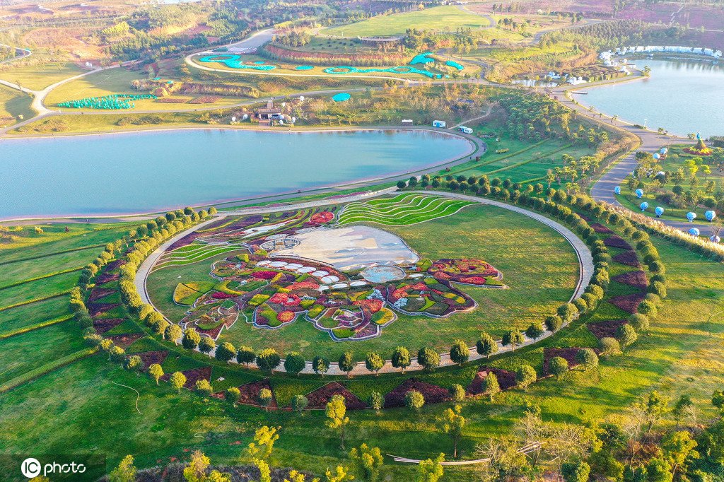 ChinaDaily's tweet photo. Artists use rocks, vegetation, and flowers to create a portrait featuring a woman of Yi ethnic group, making for a gorgeous landscape. #GlamorChina https://t.co/9tLf4edeK2