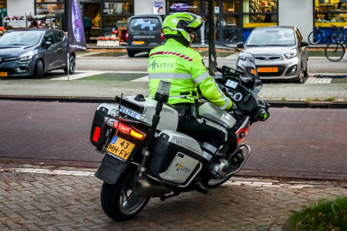Winkeldief fietst met gestolen fiets en kassalades door Leeuwarden - #Friesland -..