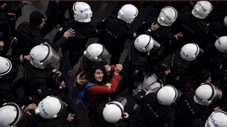 İşte yılın fotoğrafı..
Düşünceleri yüzünden, elleri kelepçelenmiş...
Ama yukarıya gülerek bakmaya devam ediyor..❣️

 #AsagiBakmayacagiz