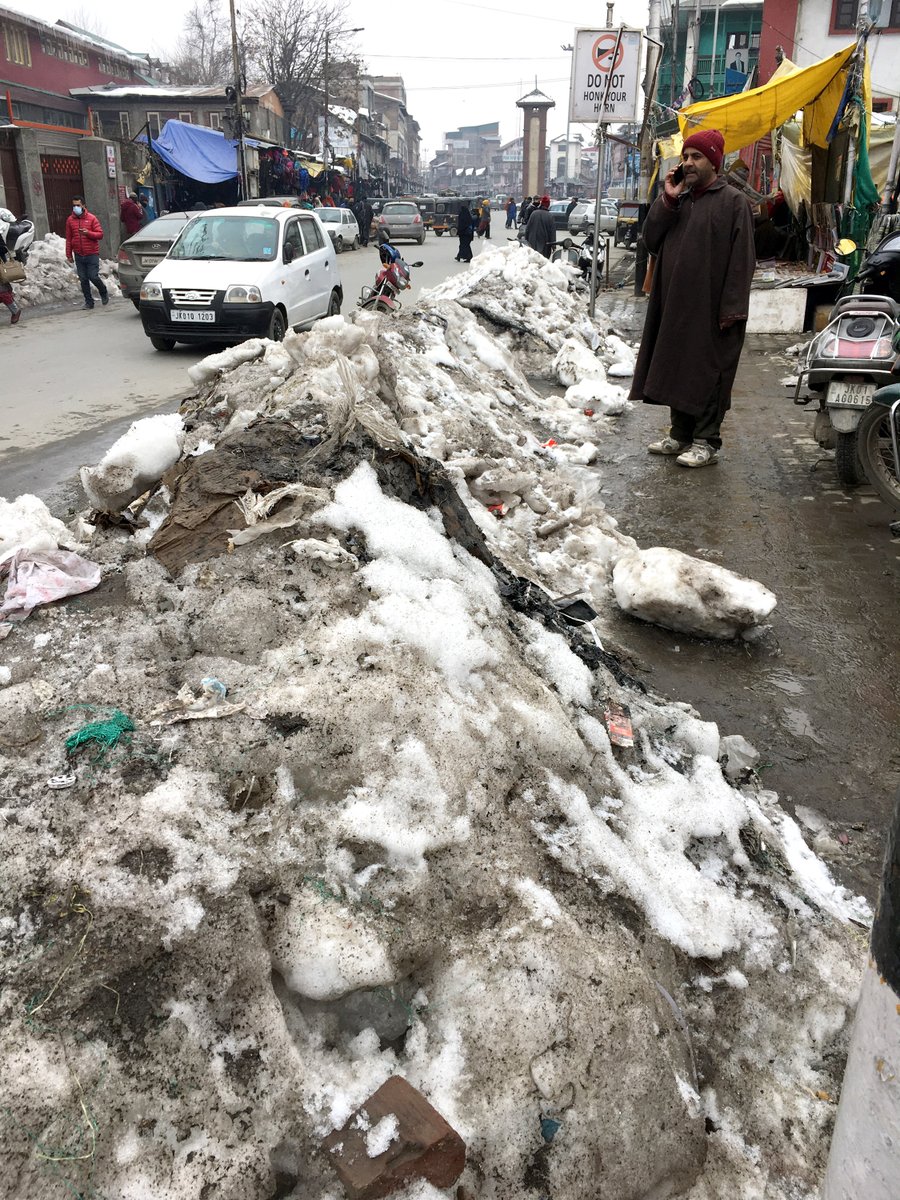 Kashmir_Monitor's tweet image. #Winterwoes
Heaps of soiled #snow lying on footpaths and roadsides in Srinagar refuse to melt even nearly a month after #Kashmir witnessed a heavy snowfall on January 4-5

Photos: KM/@UmarGanie1 @srinagaradmin @Junaid_Mattu @listenshahid